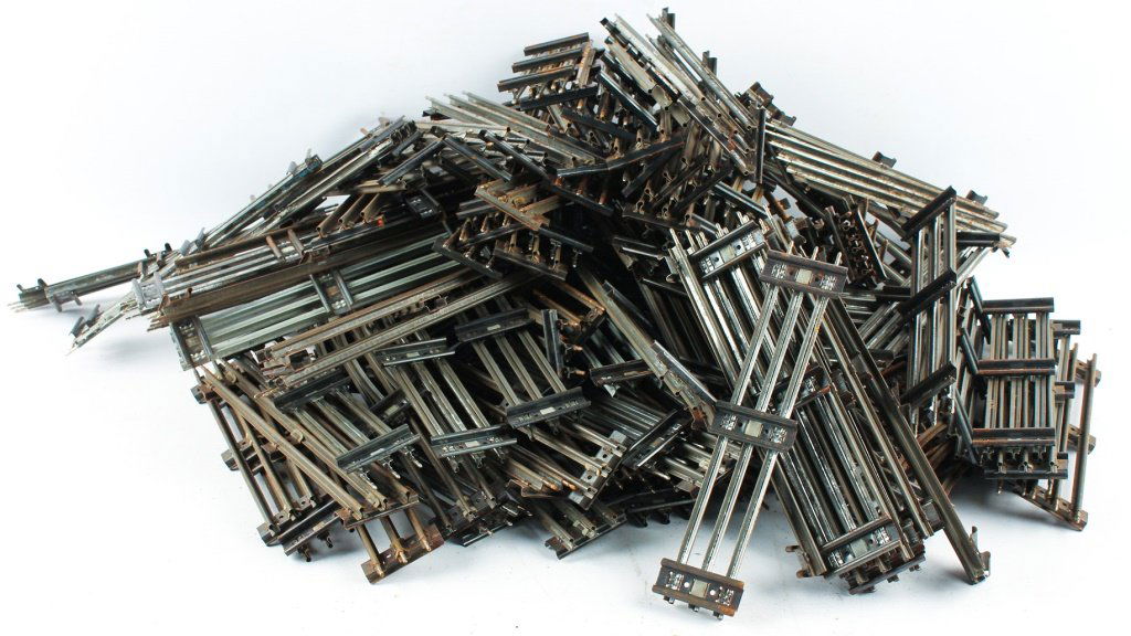 LARGE LOT OF LIONEL POSTWAR TRACKS (1 of 4)