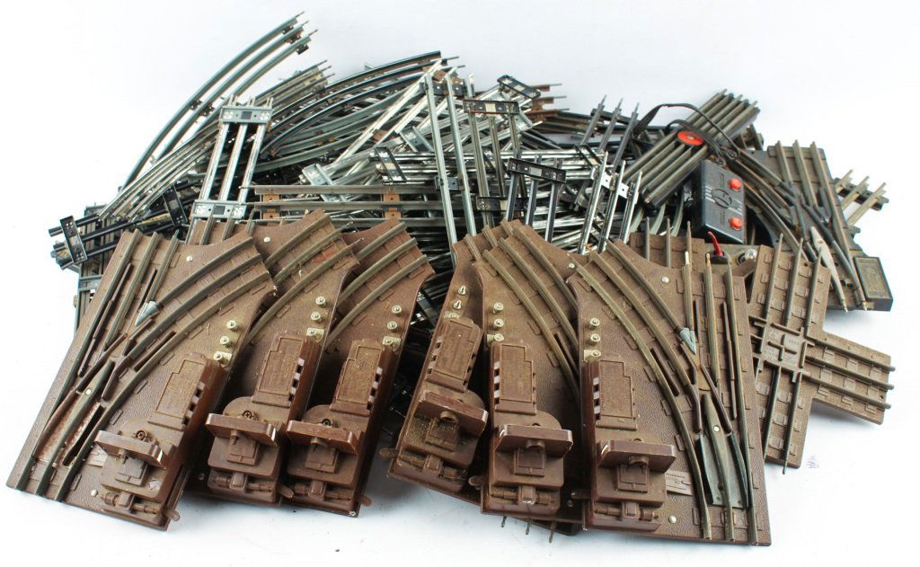 LOT OF LOOSE LIONEL TRAIN TRACKS (1 of 4)