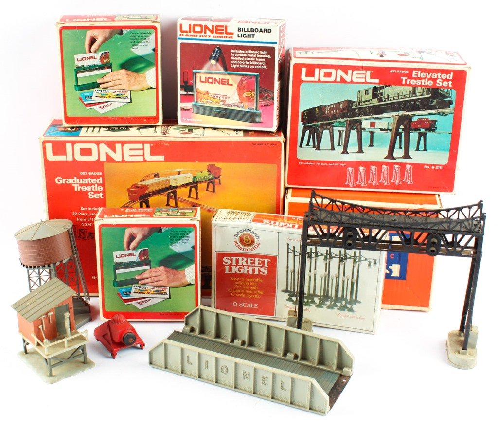 LOT OF LIONEL TRAIN ACCESSORIES (1 of 5)