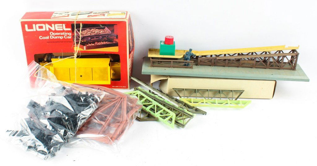 LOT OF TWO LIONEL TRAINS & TWO LIONEL ACCESSORIES (1 of 5)