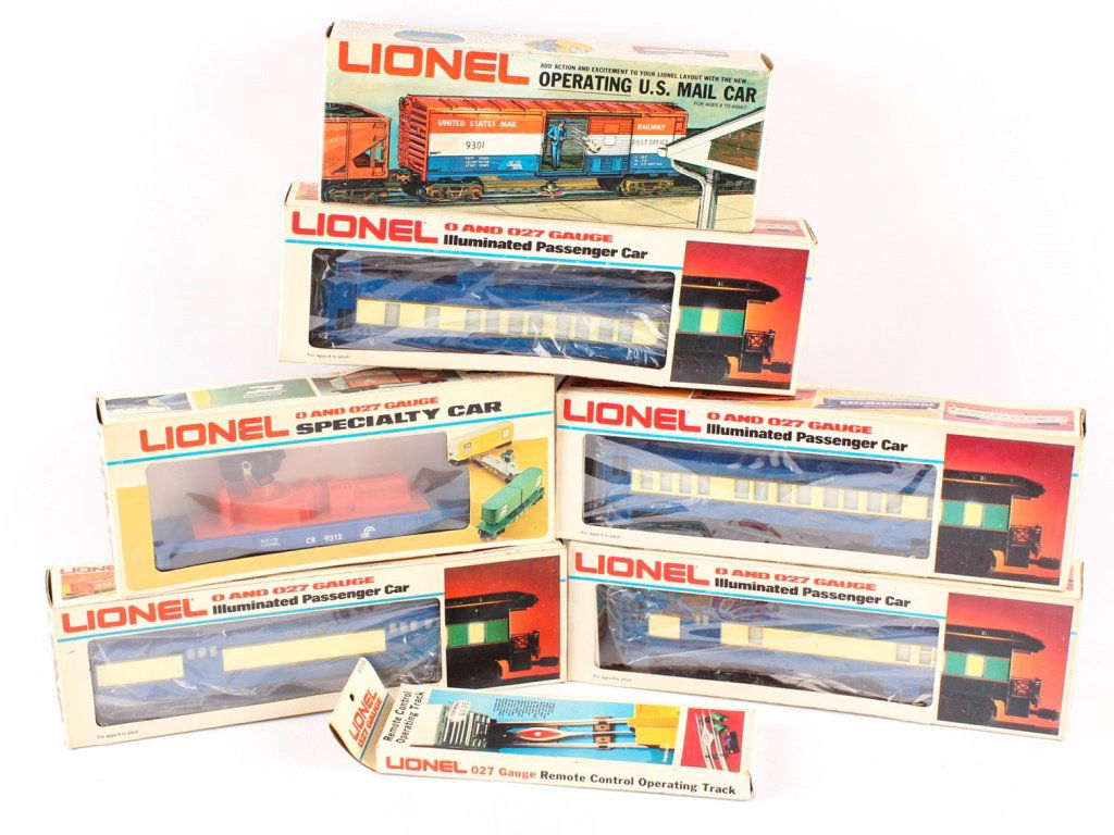 LOT OF SEVEN LIONEL TRAINS & ACCESSORIES (1 of 5)