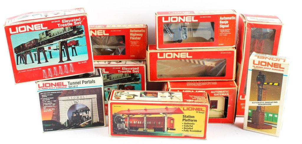 LARGE LOT OF LIONEL TRAIN ACCESSORIES (1 of 4)