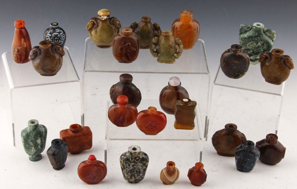 26 CHINESE CARVED STONE SNUFF BOTTLES (1 of 7)