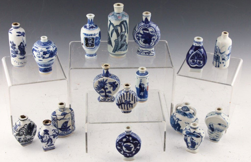 17 CHINESE PORCELAIN BLUE & WHITE SNUFF BOTTLES (1 of 7)