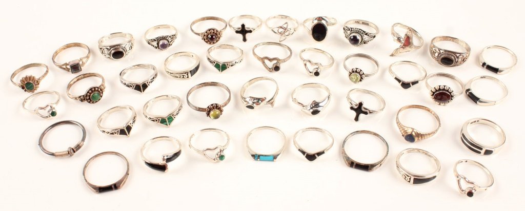 40 STERLING SILVER RINGS SODALITE AND MORE: 40 STERLING SILVER RINGS SODALITE AND MORE Some rings are set with glass, turquoise, or sodalite. Weight: 75g total Shipping / Pickup: We Can Ship This Item Lot Location: #1 - Manor's Gallery