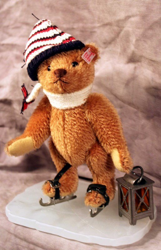 Steiff Bear: Steiff Bear "Ice Skater" L. Ed. 817/3000, No 03825, 2003 Christmas, reddish brown, 17cm
