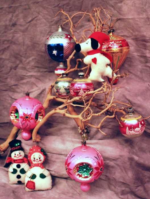 China/Glassware: Set of 11 Vintage Christmas Ornaments of Various Sizes