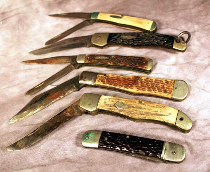 Lot of Vintage Folding Knives, Kabar, Springer, Wells: 4 Kabar folding knives in varying conditions, with damaged grips and wear to the blades, the largest blade is approx. 4" long. Dog head Kabar is missing a blade as well as a grip and the tip of the bl