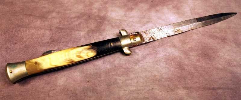 ROMO Italy Switchblade 4.75" blade: Vintage knife with horn grips, the blade is marked ROMO Italy, blade is approx. 4.75" long, mechanism is not working and there is a hole in one grip.