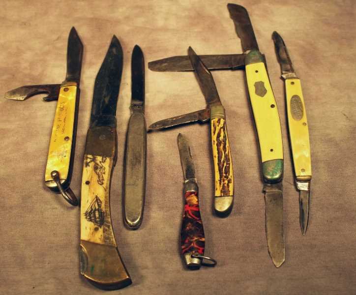 7 Vintage Pocket Knives, Robeson, Comanche, Camco: Comanche Cutlery scrimshaw bone grip knife, scrimshaw ship and island with an approx. 3.125" blade. Huttig St. Louis pocket knife, Hammer Brand bowling pin figural knife, Robeson (broken tip), German 