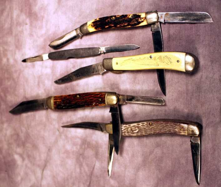 5 Schrade Pocket Knives, 804, 778, 861, Etc.: Uncle Henry (Schrade) pocket knife, very good condition with a approx. 2.75" blade. Signed grips with Pike, loose blade. #861 knife, missing logo shield and the main blade has been worn thin. Amchem P