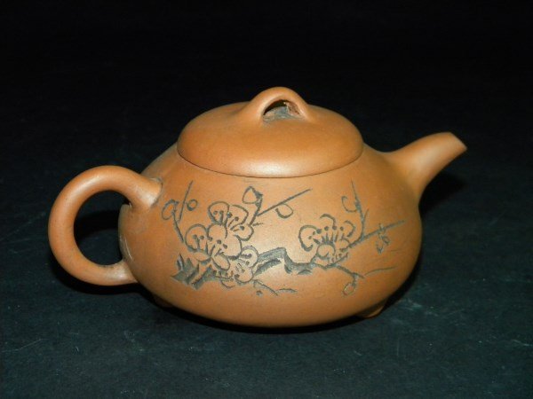 Chinese Yixing Tea Pot: Size: 3" T x 6"