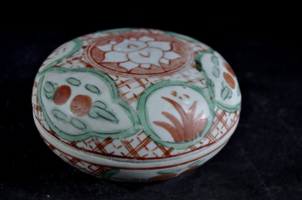 Chinese Wucai Round Covered Box (1 of 2)