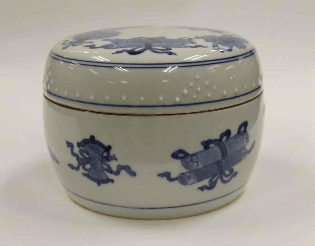 Chinese B&W Lidded Container (1 of 2)