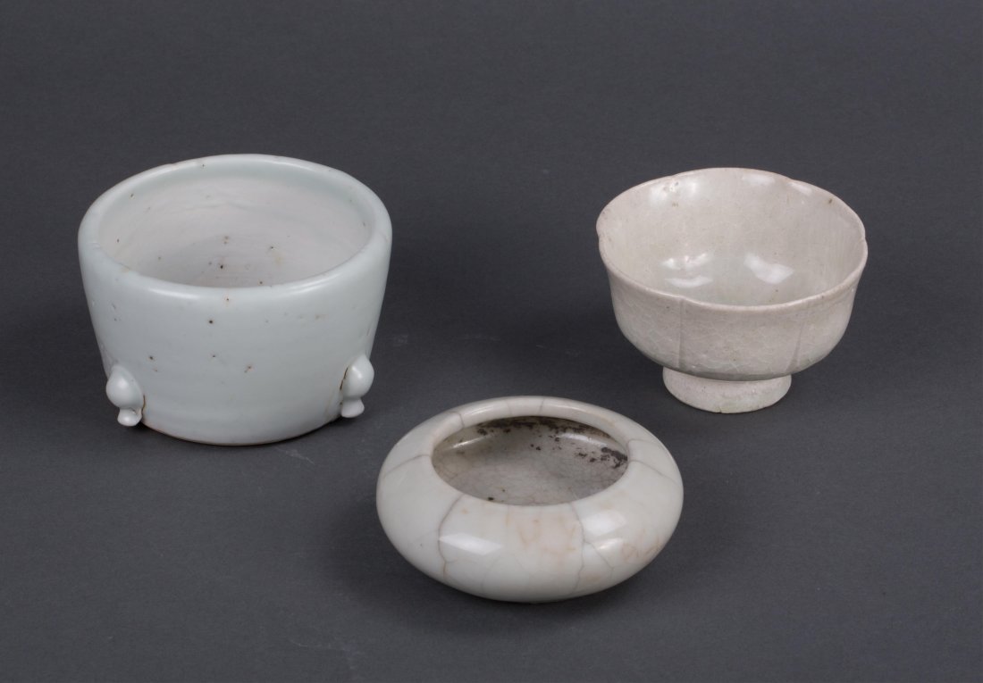 GROUP OF THREE CHINESE PORCELAIN OBJECTS: 19th century or earlier; including guan crackle brush washer, lobbed cup and censer; largest (2 1/4 in. h, 3 3/4 in. diameter), smallest (1 1/2 in. h, 3 1/2 in. diameter)