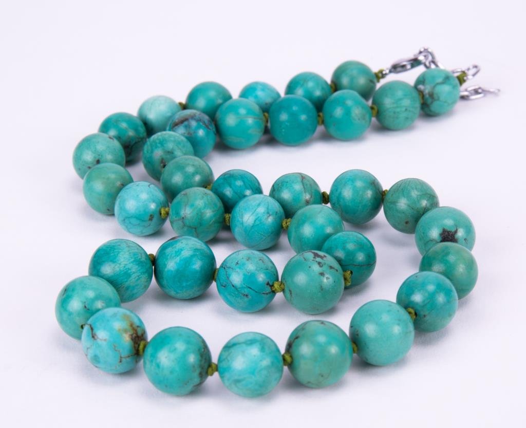 A CHINESE TURQUOISE BEADS NECKLACE: 17 1/2 in. l