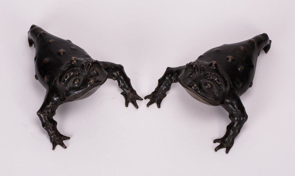 A PAIR OF CHINESE EARLY QING BRONZE TOAD: 17th century, three leg toad of wealth; 8 1/2 by 6 in.