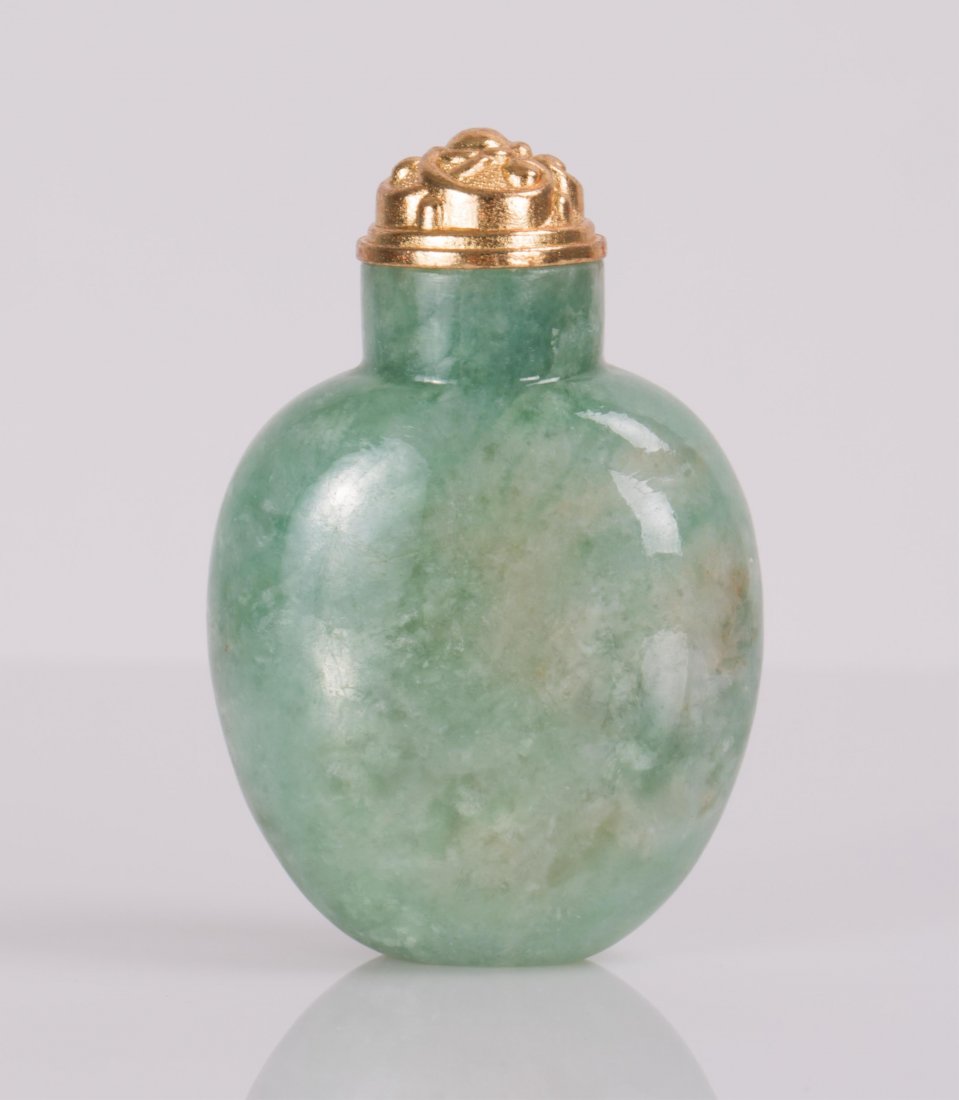 CHINESE JADEITE SNUFF BOTTLE: 2 3/8 in. h by 1 1/2 in. w