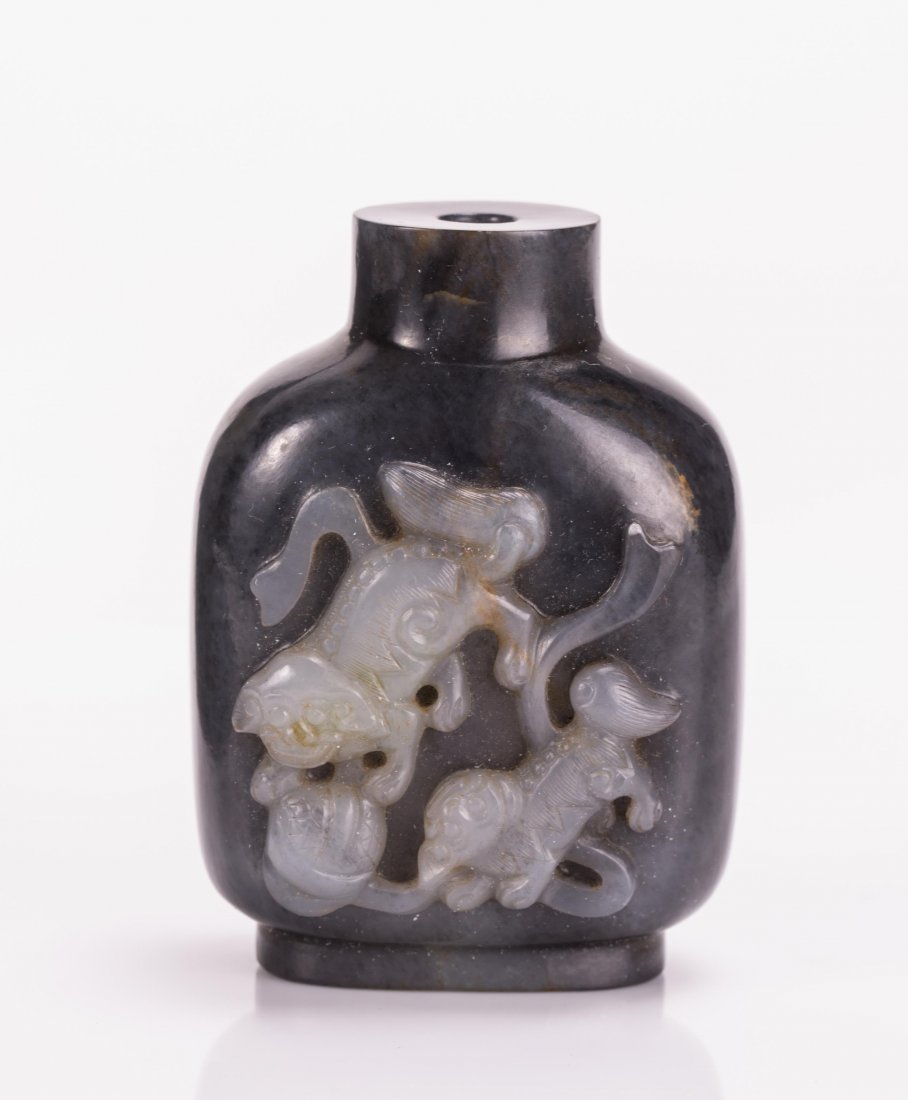 CHINESE BLACK AND WHITE JADE SNUFF BOTTLE (1 of 6)