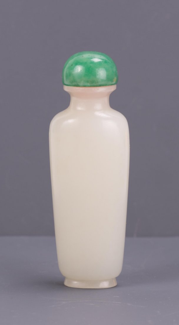 CHINESE JADE CARVED SNUFF BOTTLE (1 of 4)