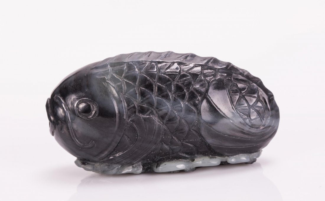 CHINESE BLACK AND WHITE JADE FISH SNUFF BOTTLE (1 of 7)