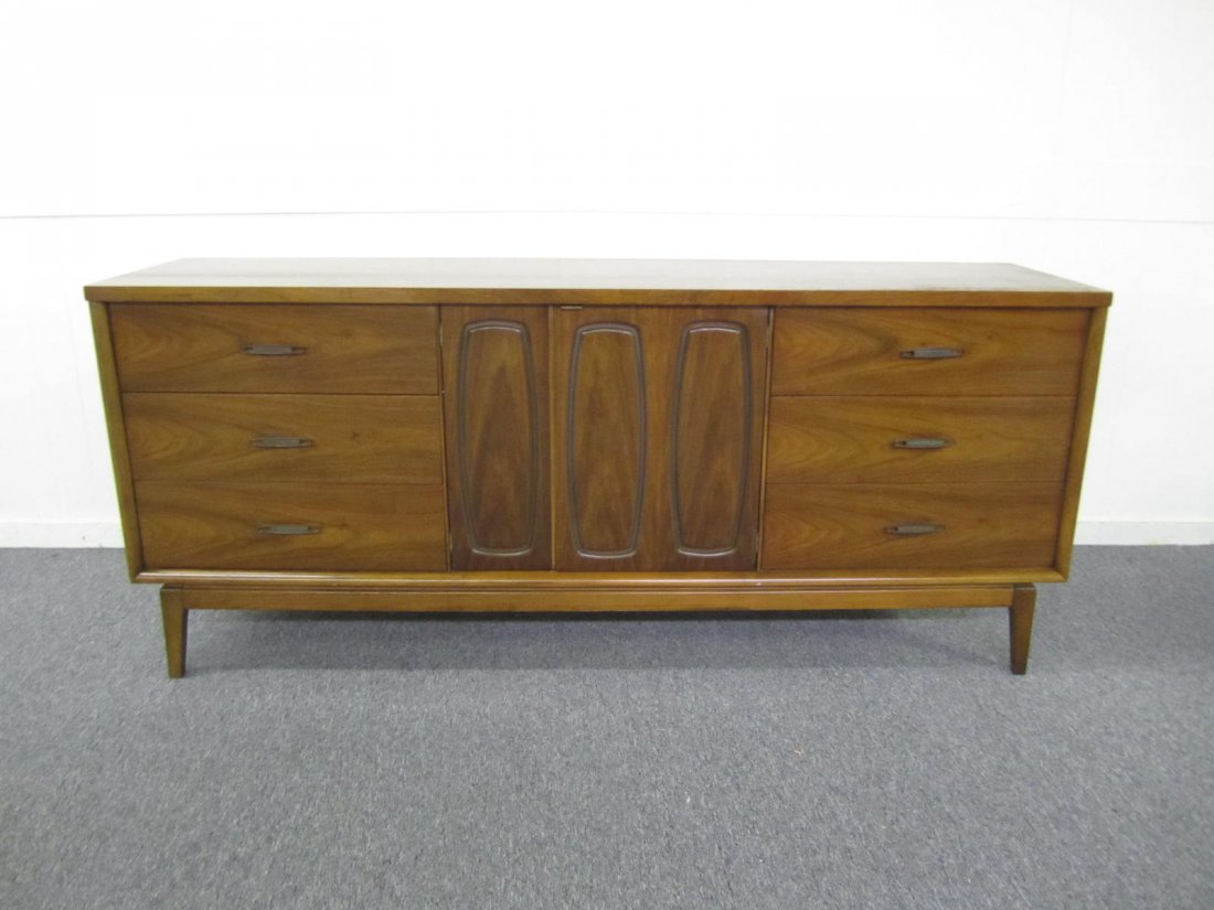 American Modern Walnut Credenza: Very nice American modern walnut credenza. measurement-31"t x 72"l x 18"d
