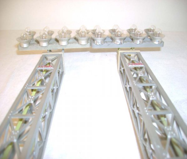 ABT: Two Lionel #195 Floodlight Towers - 10