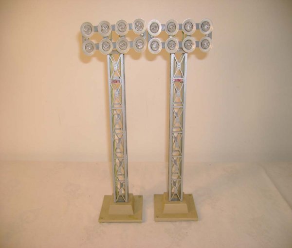 ABT: Two Lionel #195 Floodlight Towers - 2