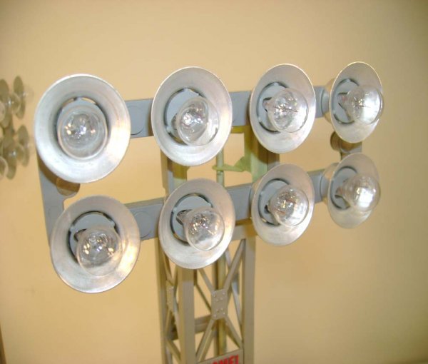 ABT: Two Lionel #195 Floodlight Towers - 6
