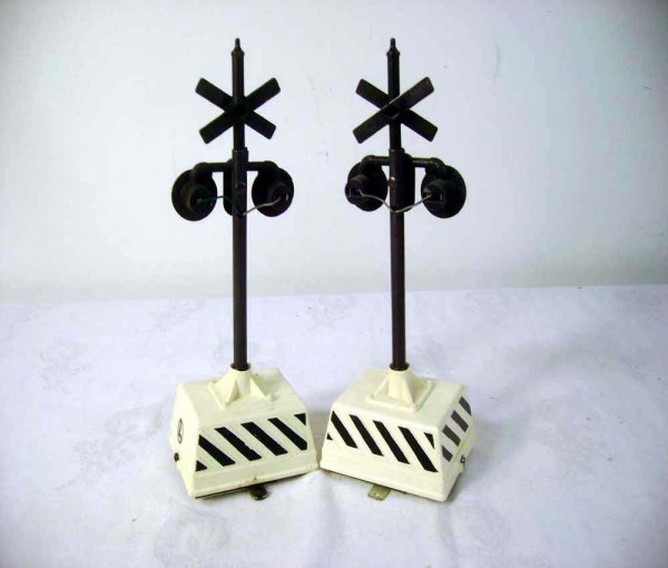 ABT: Two Lionel #155 Ringing Highway Signals/OB+ - 8