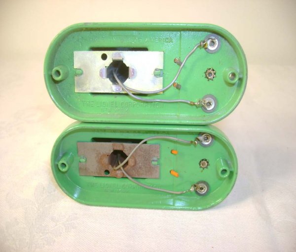 ABT: Two Lionel #153 Block Signals/OBs+ - 10