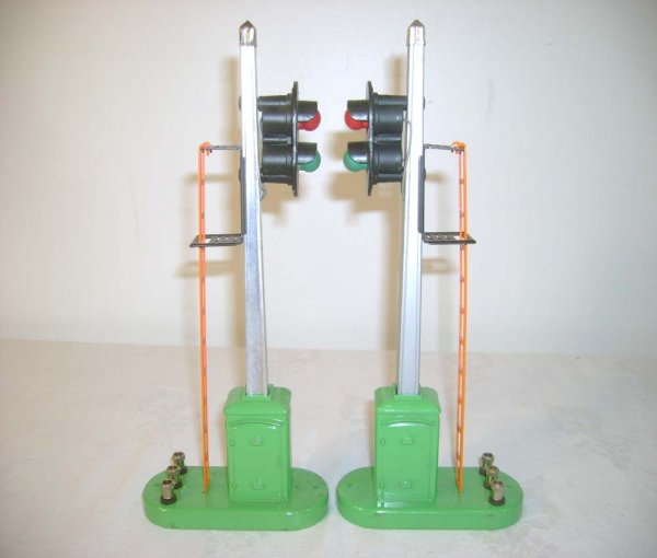 ABT: Two Lionel #153 Block Signals/OBs+ - 2