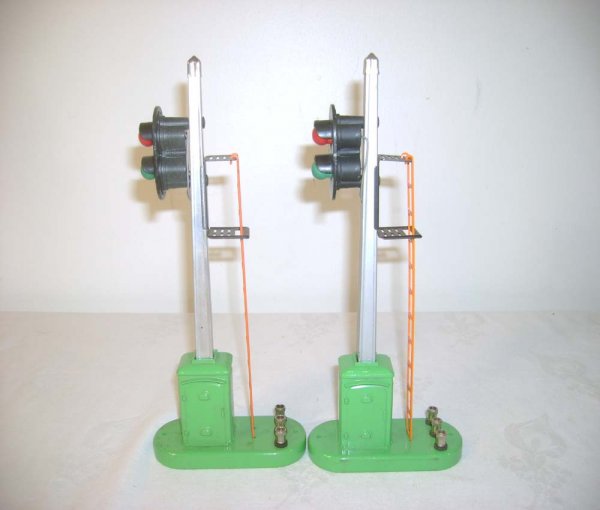 ABT: Two Lionel #153 Block Signals/OBs+ - 4