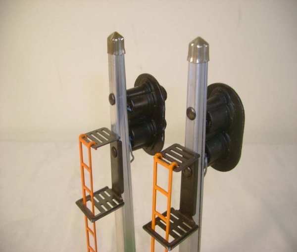 ABT: Two Lionel #153 Block Signals/OBs+ - 7