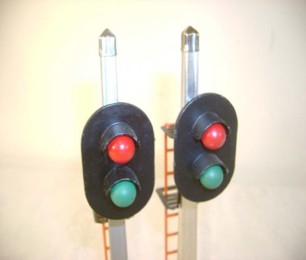 ABT: Two Lionel #153 Block Signals/OBs+ - 8