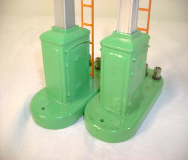 ABT: Two Lionel #153 Block Signals/OBs+ - 9