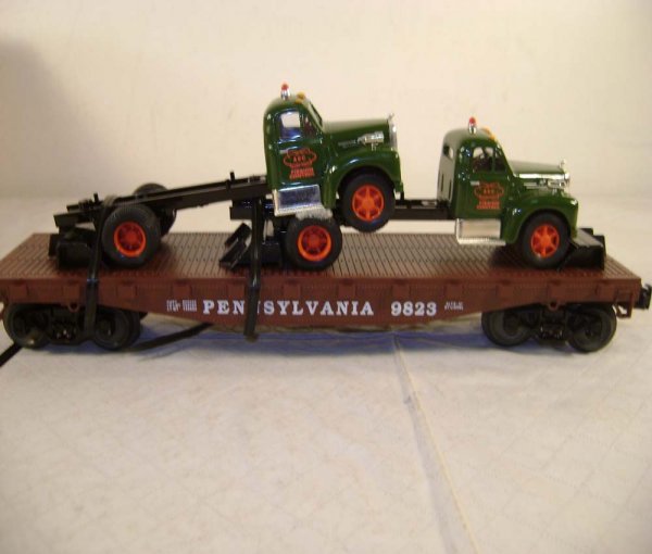 ABT: 5 Lionel Flat Cars with Loads/OBs - 3