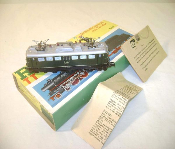 ABT: TT Rokal #01030 Green Electric/OB: Paul V. Ambrose and Drew J. Bauer present: This is the #01030 Green Electric that Rokal made in TT Gauge in the 1950s. Our Opinion is that it is generally in Like New Minus Condition, minor signs of u