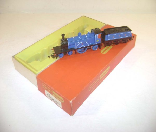 ABT: OO Hornby #R553 4-2-2 Caledonian Railways Eng: Paul V. Ambrose and Drew J. Bauer present: These are the #R553 4-2-2 Caledonian Railways Engine & Tender that Hornby made in OO Gauge in the 1970s. Our Opinion is that they are generally in Like New C