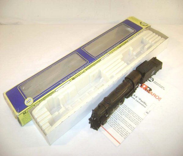 ABT: HO - AHM #5088D 4-6-2 Chicago & Northwestern : Paul V. Ambrose and Drew J. Bauer present: These are the #5088D 4-6-2 Chicago & Northwestern Engine & Tender that AHM made a few years ago in HO gauge. Our Opinion is that they are generally in Like N