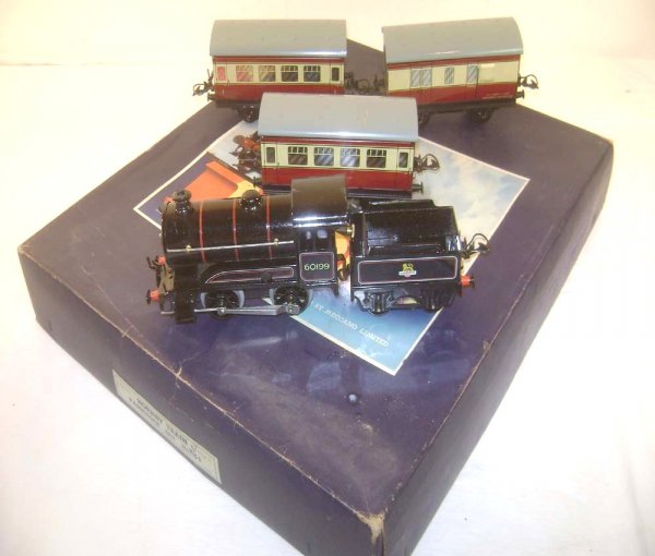 ABT: Nice Hornby #51 O Gauge Clockwork Passenger Se: Paul V. Ambrose and Drew J. Bauer present: This is the #51 Clockwork Passenger Set that Hornby made in O Gauge in the 1950s. Includes a Black Steam Engine and Tender along with three Coaches, as well 