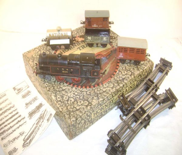 ABT: Nice Hornby #2 O Gauge Clockwork Tank Goods Se: Paul V. Ambrose and Drew J. Bauer present: This is the #2 Clockwork Tank Goods Set that Hornby made in O Gauge in the 1940s/50s. Includes a #5154 Engine plus four Goods Vans, as well as Track. Our Opi