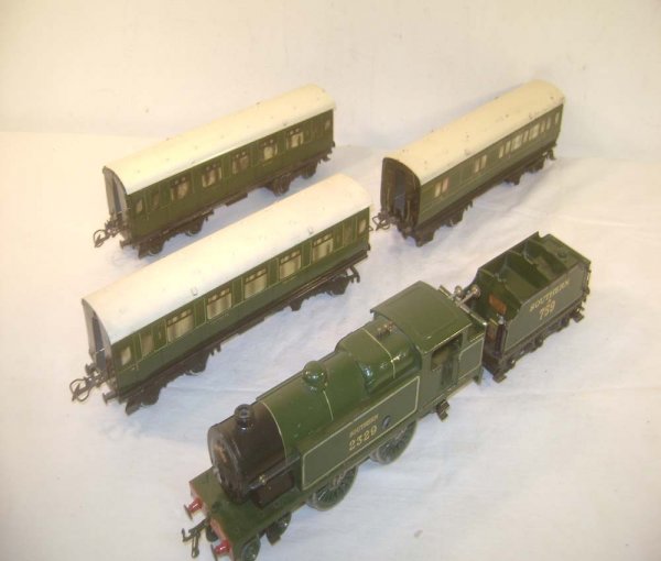 ABT: Great Hornby 5-piece Green Southern Clockwork: Paul V. Ambrose and Drew J. Bauer present: This is a five piece Southern Passenger Set that Hornby made in O Gauge circa the late 1930s. Included is the #2329 Southern Clockwork Steam Engine, the #759