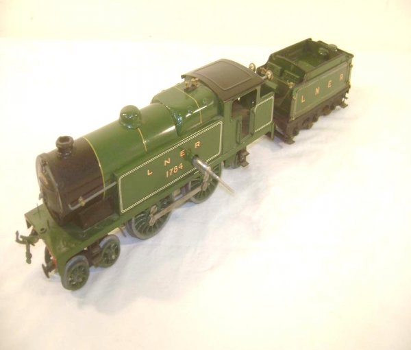 ABT: Nice Hornby #1784 O Gauge LNER 4-4-2 Clockwor: Paul V. Ambrose and Drew J. Bauer present: These are the LNER 4-4-2 Steam Engine and Tender that Hornby made in O Gauge. Our Opinion is that they are generally in Excellent Minus Condition with one bl