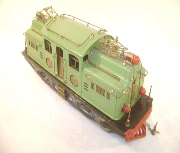 ABT: Lionel #408E Pea Green Dual Motors Electric: Paul V. Ambrose and Drew J. Bauer present: This is the #408E Dual Motors Pea Green Electric Engine that Lionel made in Standard Gauge in the later 1920s. Our Opinion is that it is generally in Very Go