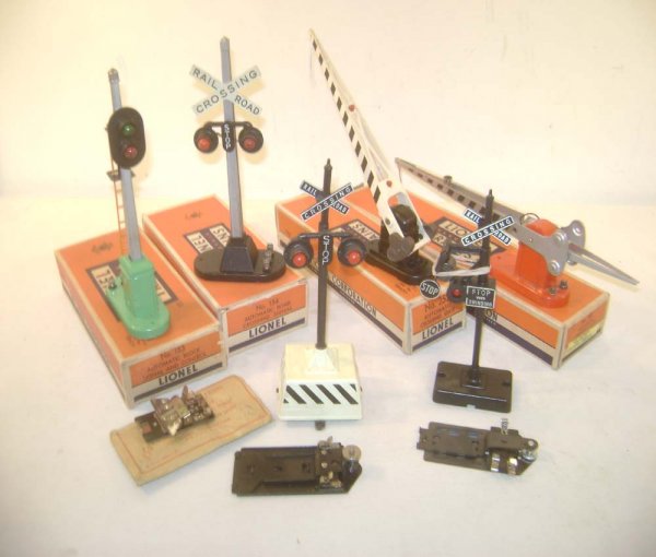 ABT: Nice Lionel 6-item Signal Assortment/OBs: Paul V. Ambrose and Drew J. Bauer present: This is 6-item Signal assortment that Lionel made in the 1950s. Included are #152 and #252 Crossing Gates, #140 Banjo Signal, #153 Block Signal, #154 Crossin