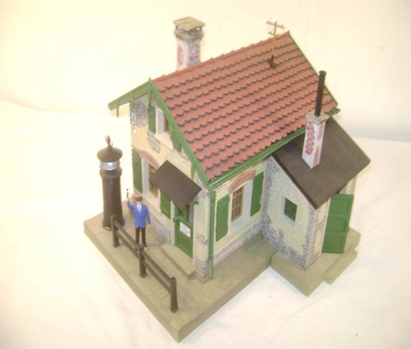 ABT: LGB/Pola G Scale Gate Keepers House: Paul V. Ambrose and Drew J. Bauer present: This is the G Scale Gate Keepers House that LGB/Pola made a few years ago. Our Opinion is that it is generally in Excellent Condition. No Box. All Original i
