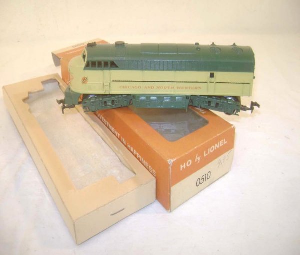 ABT: Mint Lionel HO #0510 CNW Non-Powered A-unit R: Paul V. Ambrose and Drew J. Bauer present: This is the #0510 CNW Non-Powered A-unit Diesel that Lionel/Rivarossi made in HO circa 1957. Our Opinion is that it is generally in Mint Condition. The Origi