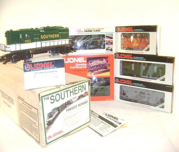 ABT: Great Lionel #11704 Southern Freight Runner SS: Paul V. Ambrose and Drew J. Bauer present: This is the #11704 Southern Freight Runner Service Station Special Set that Lionel made circa 1987. This Set includes the #18602 Southern GP-9 Diesel with Du