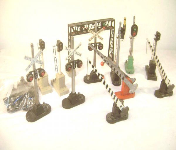 ABT: Lionel #450 Signal Bridge & 11 Assorted Track: Paul V. Ambrose and Drew J. Bauer present: These are the #450 Signal Bridge and eleven assorted Trackside Signals that Lionel made Post War. Please add $18.00 for US-48 Shipping and Insurance.